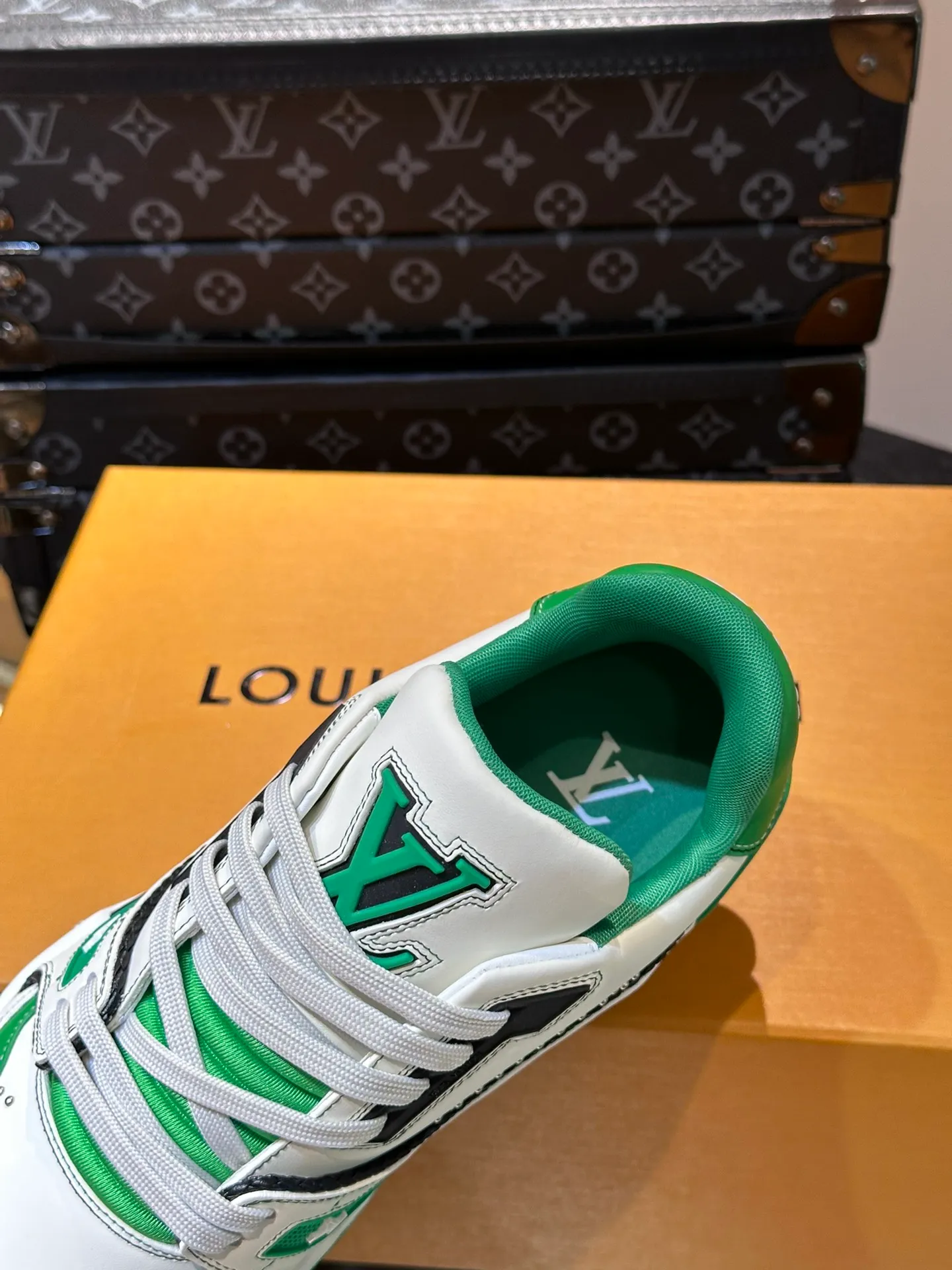 LV P840 men's sneakers, new colors, this LV Trainer sneaker is made of grained calf leather in colorful tones, with rivet decoration on the upper and handwritten Louis Vuitton logo on the side, which contrasts with the western-style Vuitton logo on the rear. The original construction was designed by Virgil Abloh and is inspired by vintage basketball shoes. Continuing the complex upper, the rubber-injected rubber outsole continues the iconic elements, with LV letters on the tongue and sides, Vuitton logo on the rear, Monogram flowers on the outsole, handwritten Louis Vuitton logo on the side, and standard insoles to continue the comfort experience. Comes with original box and complete packaging. Size: 38-46.